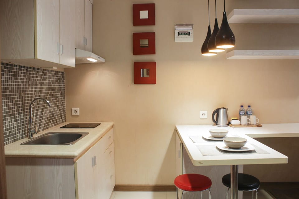 Deluxe Studio Suite | Private kitchenette | Coffee/tea maker, fridge, stovetop, electric kettle