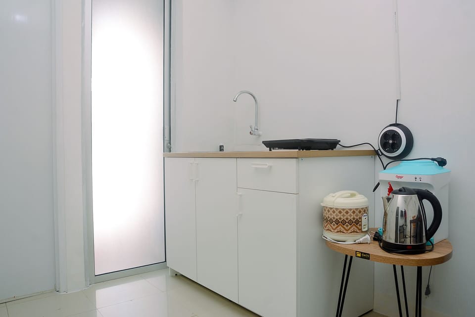Room | Private kitchenette | Fridge, stovetop, cookware/dishes/utensils