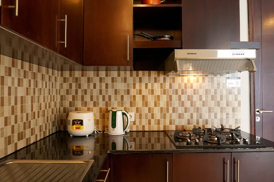 Room | Private kitchenette | Fridge, stovetop, cookware/dishes/utensils