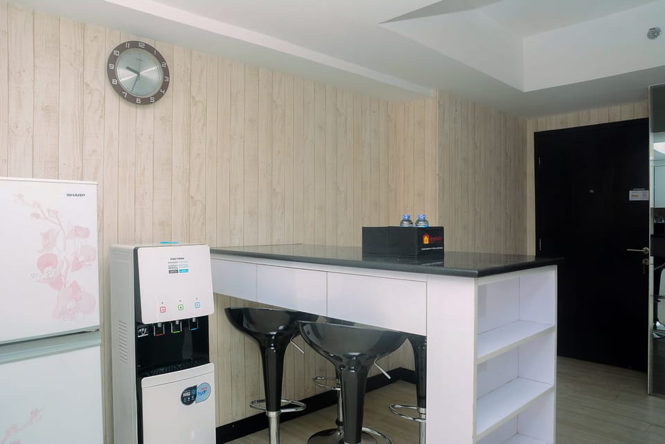 Room | Private kitchenette | Fridge, stovetop, cookware/dishes/utensils