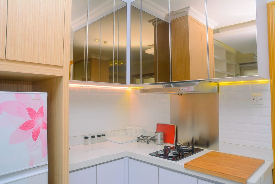 Room | Private kitchenette | Fridge, stovetop, cookware/dishes/utensils