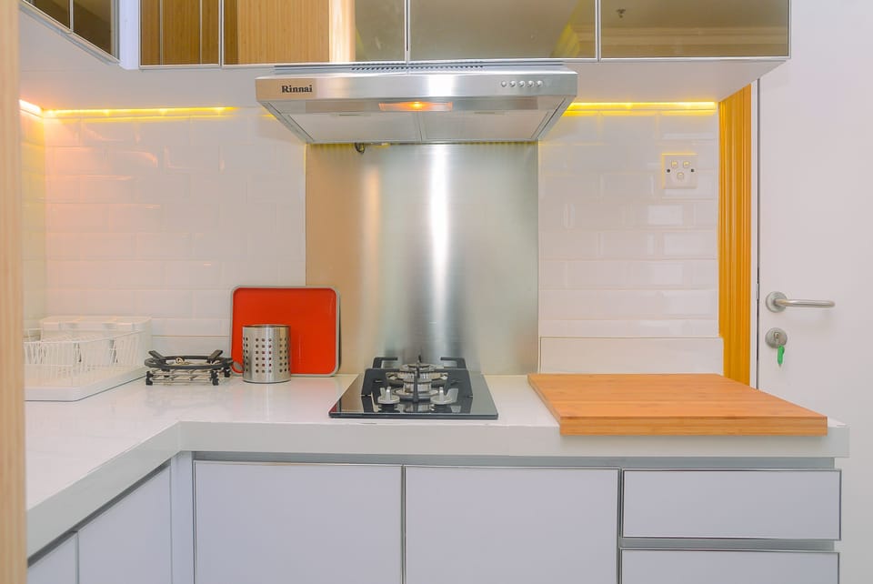 Room | Private kitchen | Fridge, stovetop, cookware/dishes/utensils