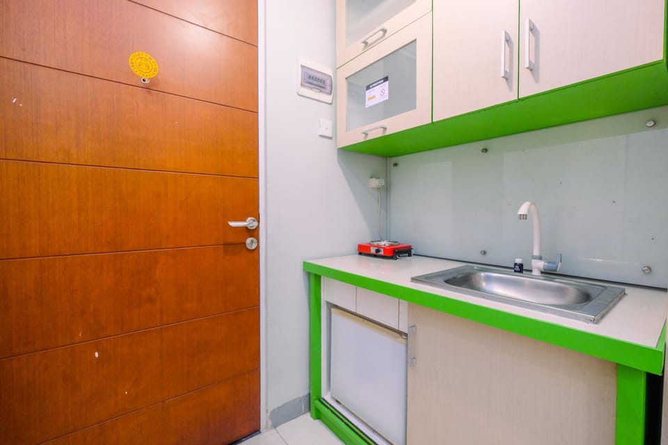 Room | Private kitchenette | Fridge, stovetop, cookware/dishes/utensils