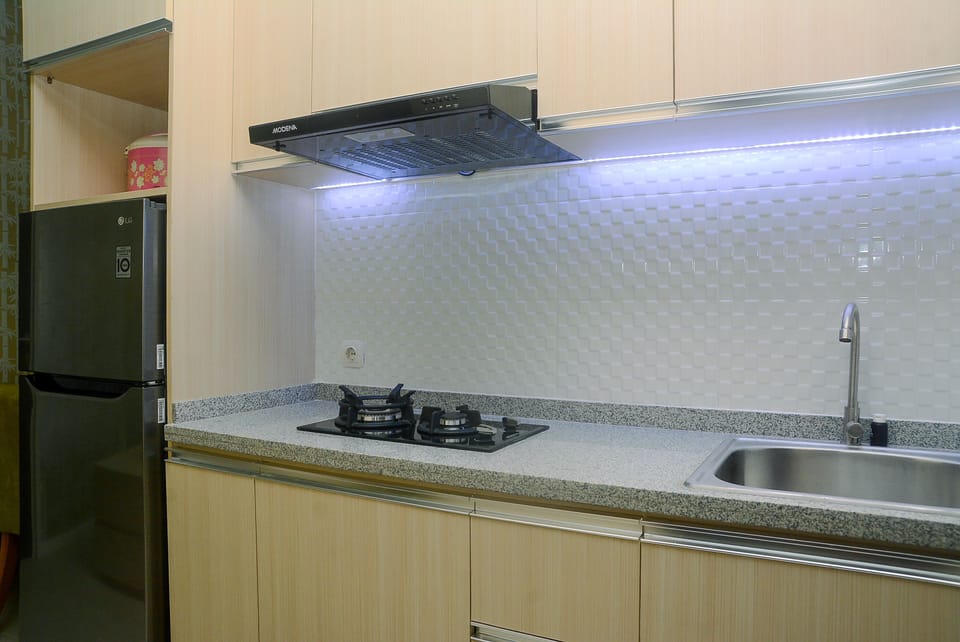 Room | Private kitchenette | Fridge, stovetop, cookware/dishes/utensils