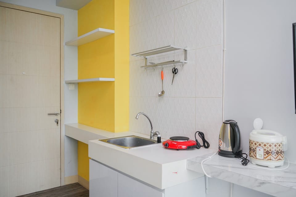 Room | Private kitchen | Fridge, stovetop, cookware/dishes/utensils