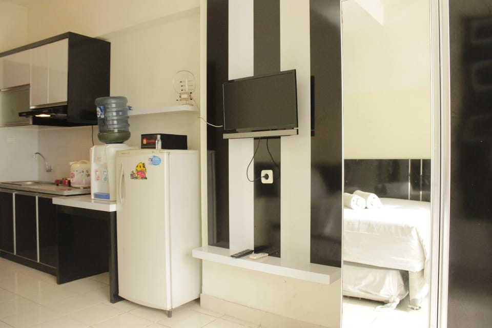 Room | Private kitchenette | Fridge, stovetop, cookware/dishes/utensils