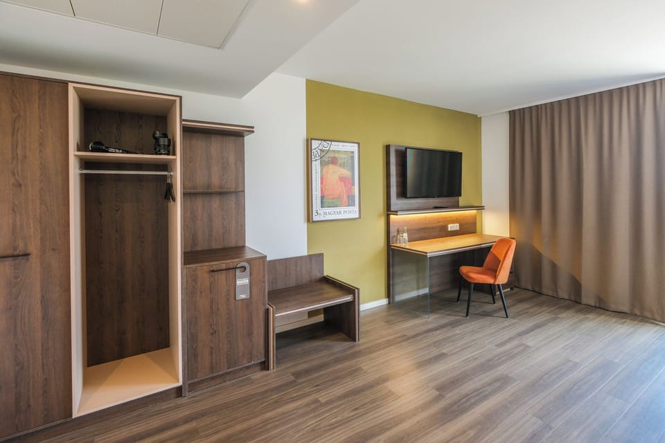 Superior Room | Hypo-allergenic bedding, memory foam beds, desk, laptop workspace