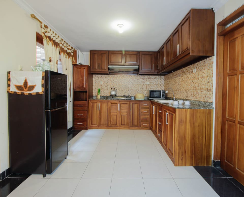 House, 3 Bedrooms | Private kitchenette | Fridge, microwave, stovetop, cookware/dishes/utensils