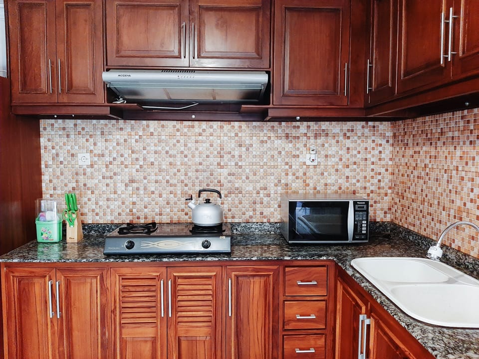 House, 3 Bedrooms | Private kitchenette | Fridge, microwave, stovetop, cookware/dishes/utensils