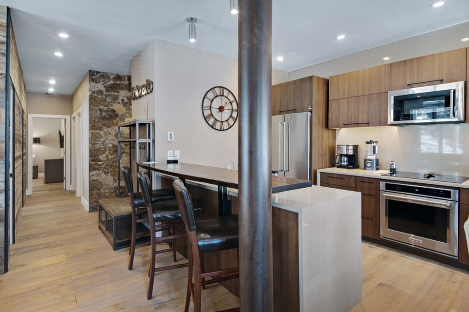 Condo, 3 Bedrooms | Private kitchen | Fridge, microwave, oven, coffee/tea maker