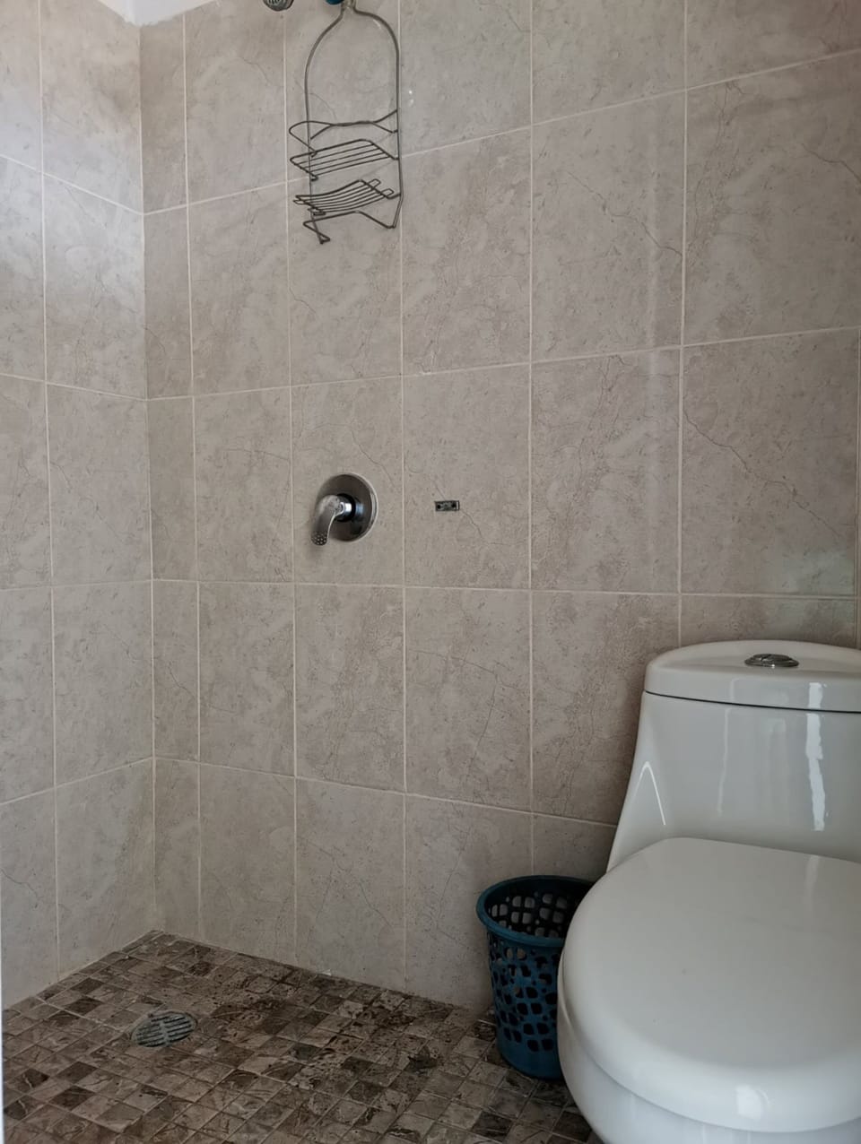 Shower, rainfall showerhead, free toiletries, bidet