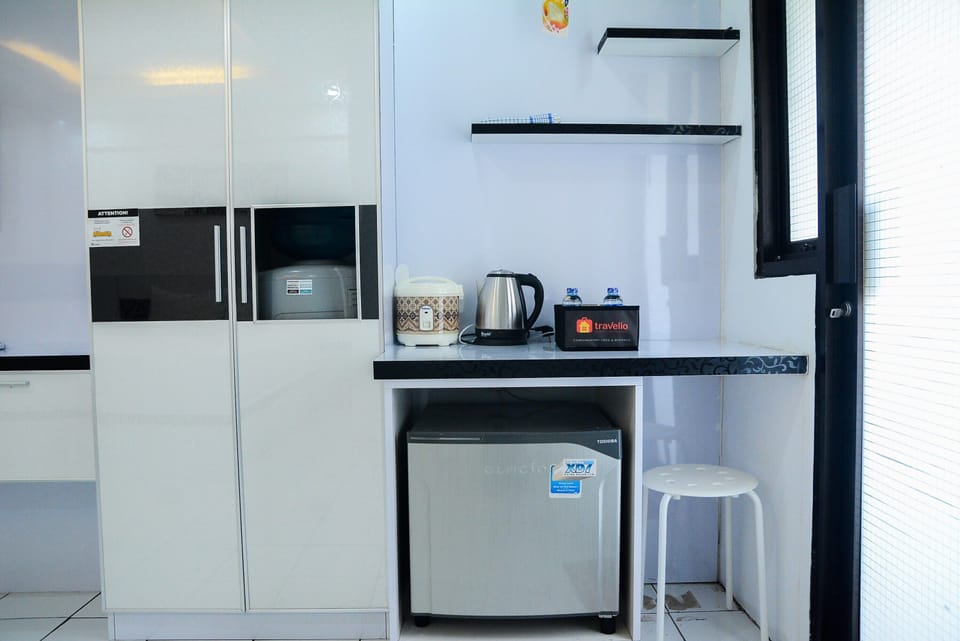 Room | Private kitchenette | Fridge, stovetop, electric kettle, cookware/dishes/utensils