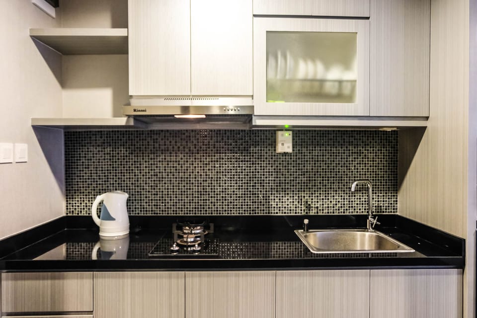 Room | Private kitchenette | Fridge, stovetop, electric kettle, cookware/dishes/utensils