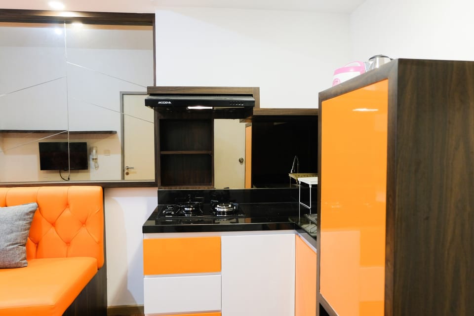 Room | Private kitchenette | Fridge, stovetop, electric kettle, cookware/dishes/utensils
