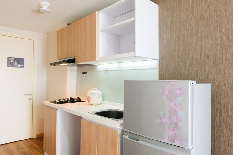 Room | Private kitchenette | Fridge, stovetop, cookware/dishes/utensils