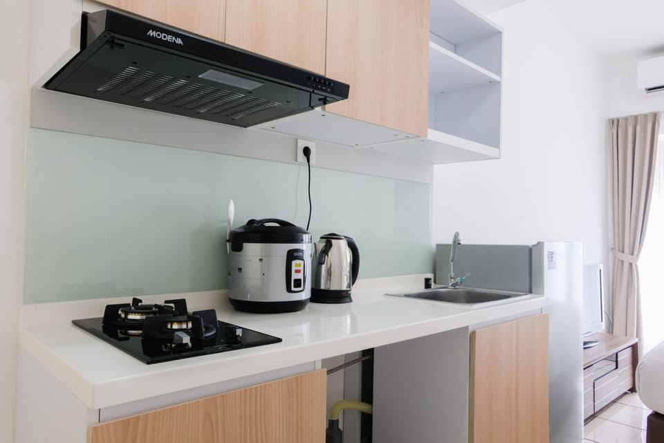 Room | Private kitchenette | Fridge, stovetop, electric kettle, cookware/dishes/utensils