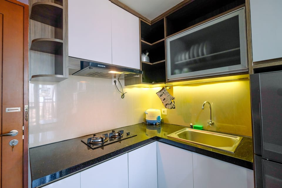 Room | Private kitchenette | Fridge, stovetop, cookware/dishes/utensils