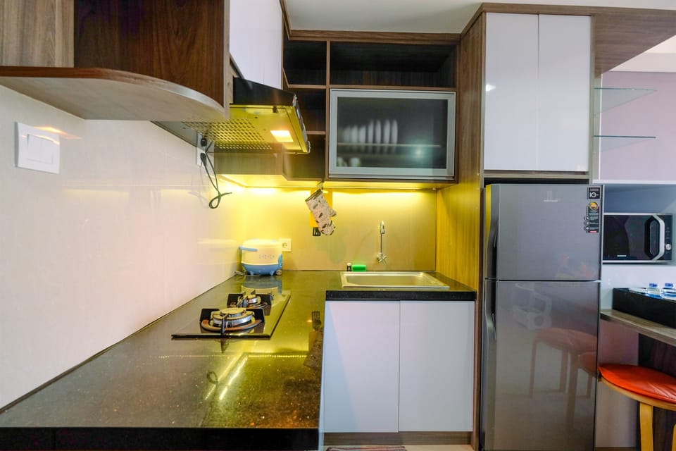 Room | Private kitchenette | Fridge, stovetop, cookware/dishes/utensils