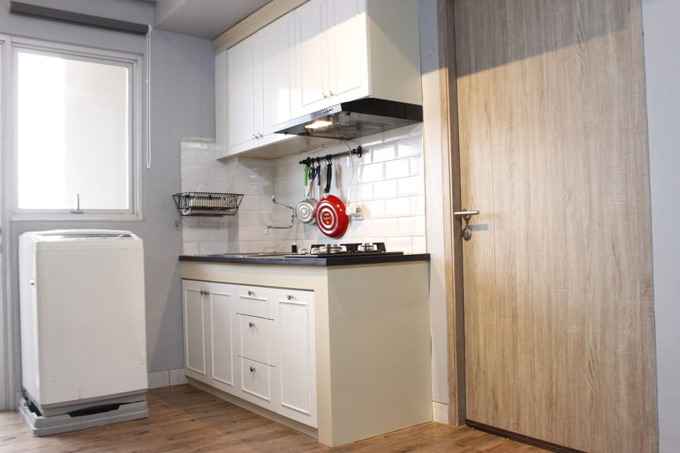 Room | Private kitchenette | Fridge, stovetop, electric kettle, cookware/dishes/utensils