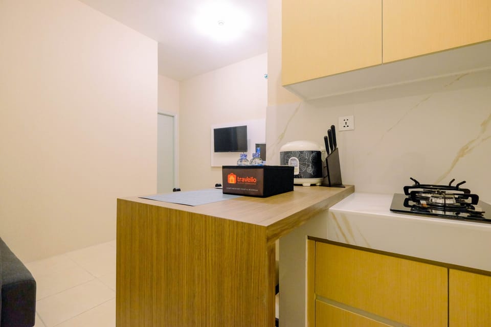 Room | Private kitchenette | Fridge, stovetop, electric kettle, cookware/dishes/utensils