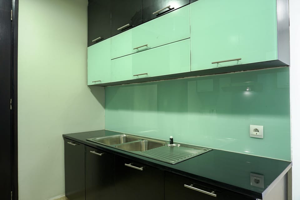 Room | Private kitchenette | Fridge, stovetop, cookware/dishes/utensils