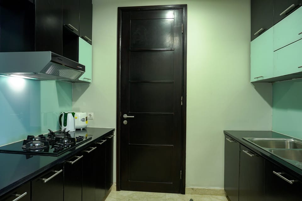 Room | Private kitchenette | Fridge, stovetop, cookware/dishes/utensils