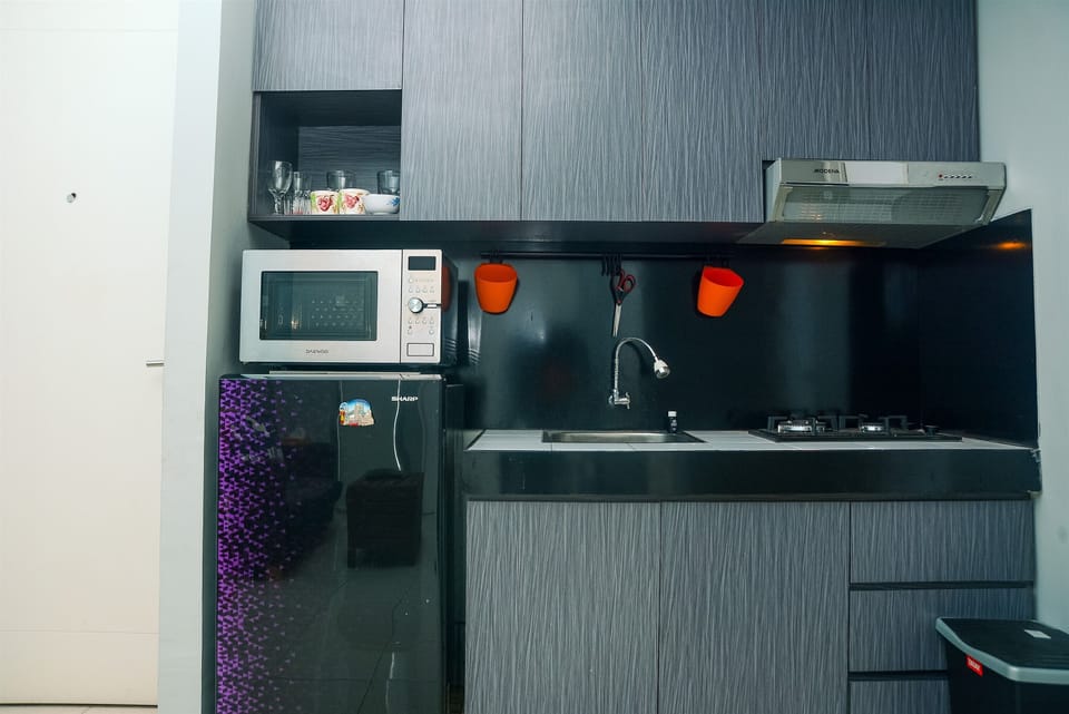 Room | Private kitchenette | Fridge, stovetop, cookware/dishes/utensils