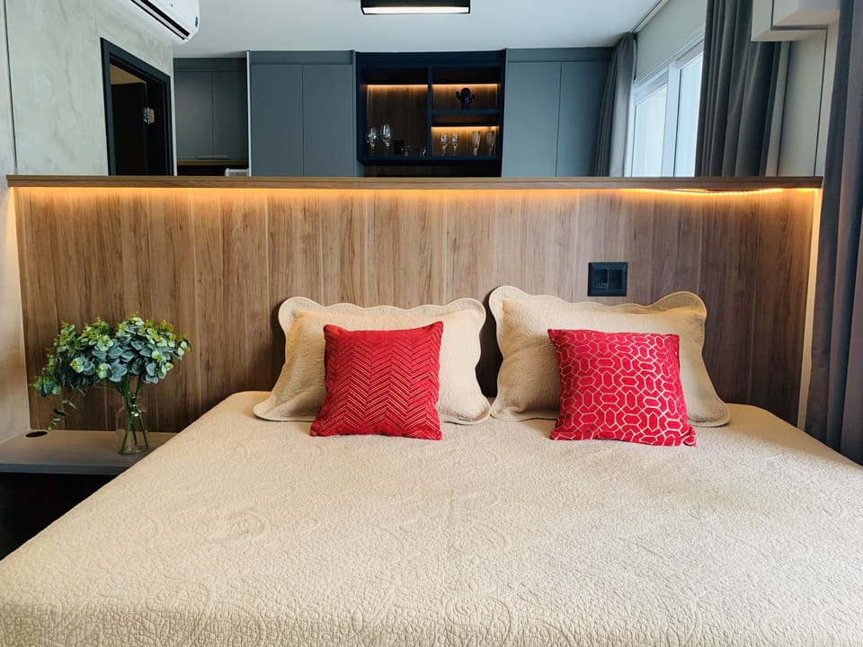 Executive Studio Suite | Iron/ironing board, WiFi (free), bed sheets