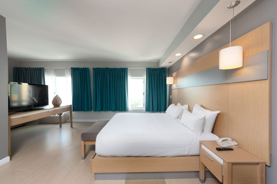 Junior Suite, Garden View | Premium bedding, in-room safe, desk, iron/ironing board