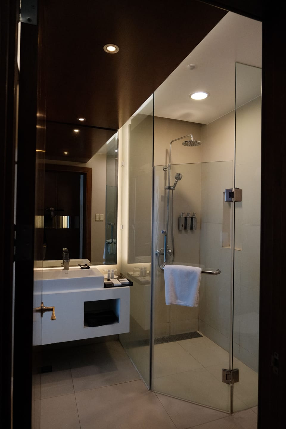 Superior Room, 1 King Bed | Bathroom | Shower, rainfall showerhead, free toiletries, hair dryer