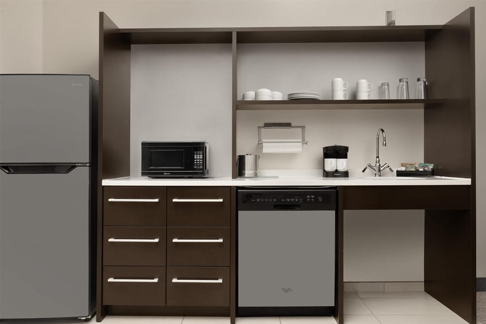 Full-size fridge, microwave, dishwasher, coffee/tea maker