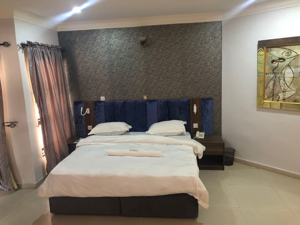 Standard Room | Down comforters, in-room safe, desk, laptop workspace