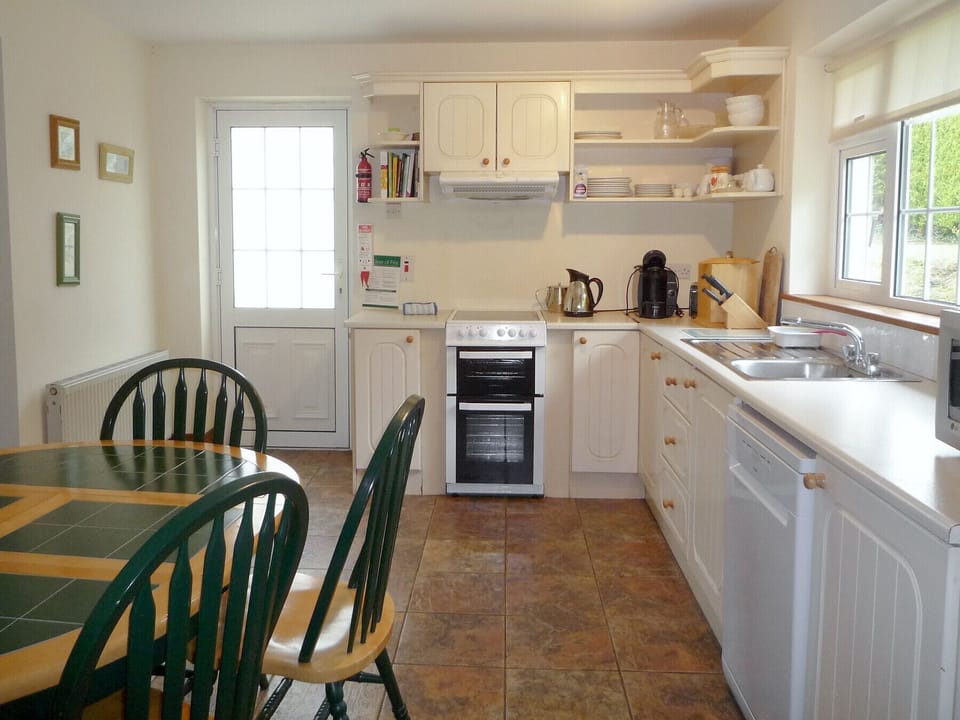Cottage, 3 Bedrooms, Fireplace, Sea Facing | Private kitchen | Oven, electric kettle, highchair