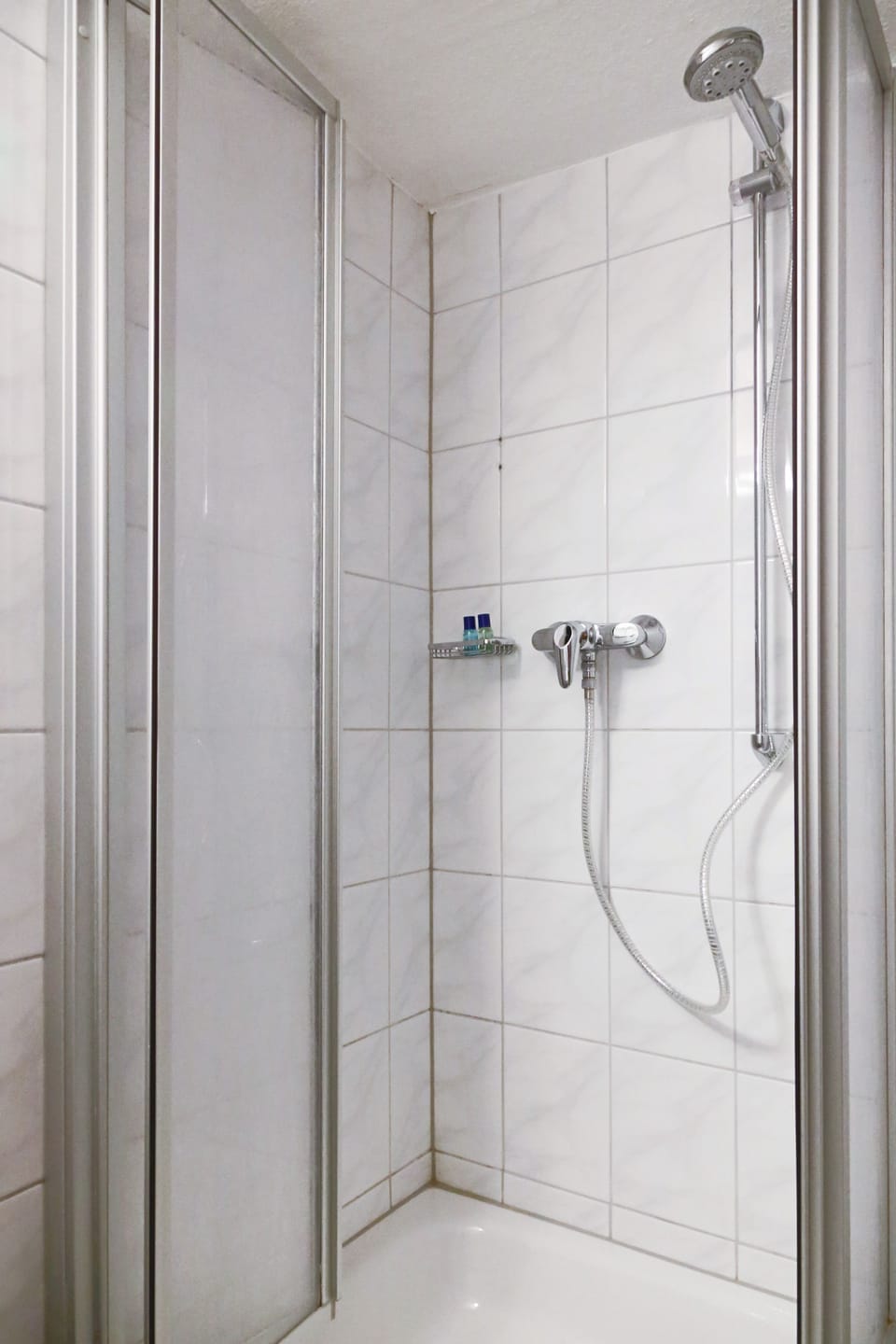 Standard Double Room | Bathroom shower