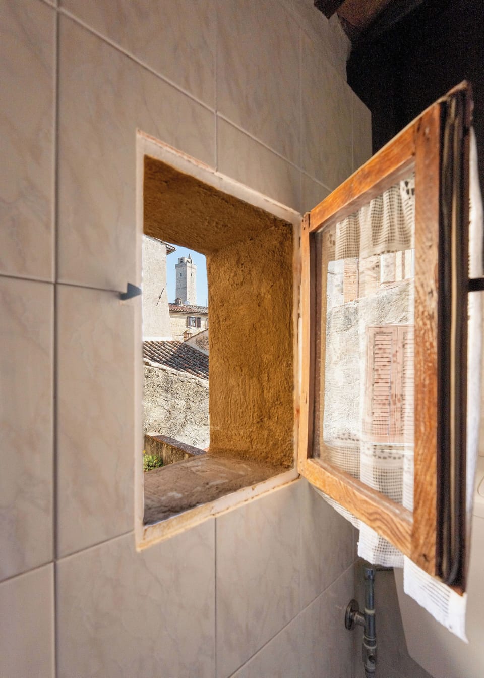 Shower, rainfall showerhead, free toiletries, hair dryer