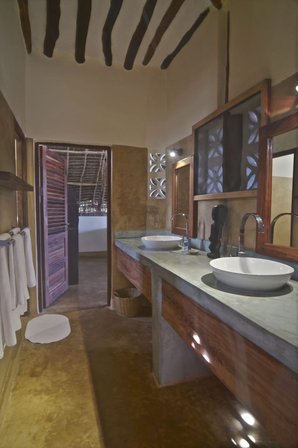 Shower, rainfall showerhead, free toiletries, towels