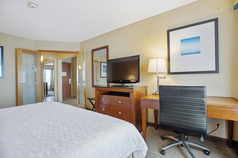 Executive Suite, 1 King Bed, Non Smoking | Desk, laptop workspace, blackout drapes, iron/ironing board