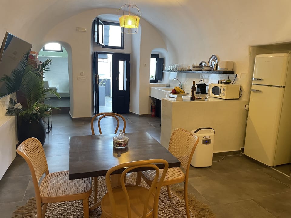 Grand Cave Suite with Caldera Sea Views | 1 bedroom, hypo-allergenic bedding, in-room safe, individually furnished