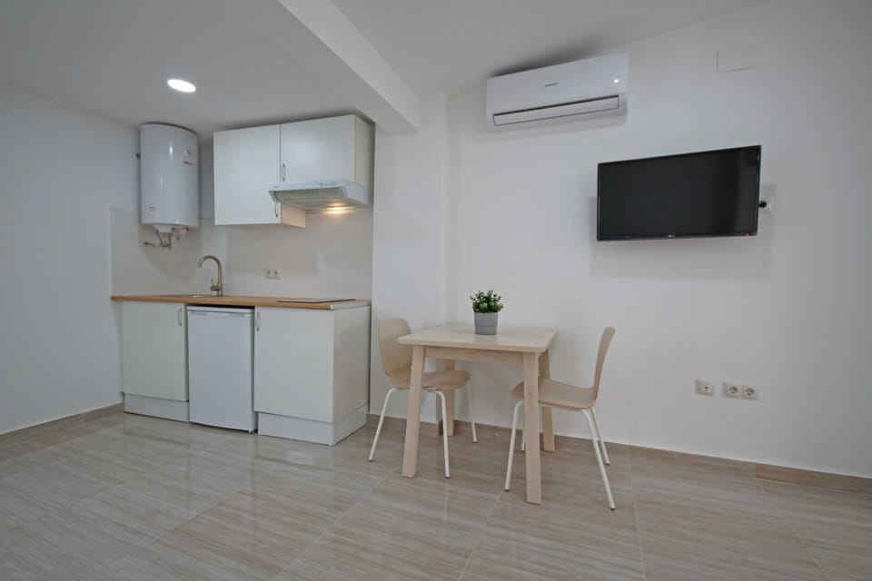 Studio | Private kitchen | Mini-fridge, stovetop, cookware/dishes/utensils