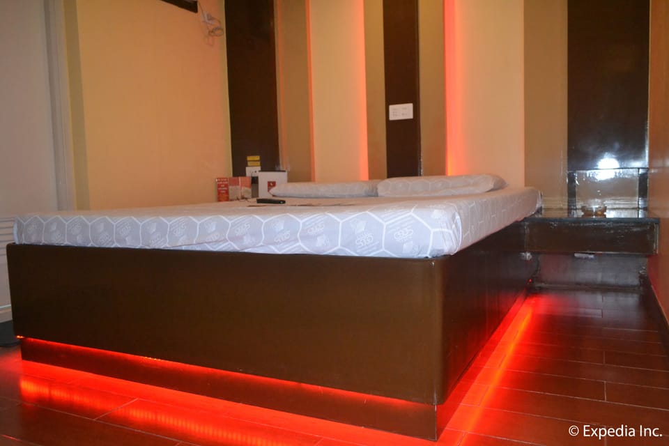 Deluxe Room, 1 Queen Bed | In-room safe, desk, free WiFi