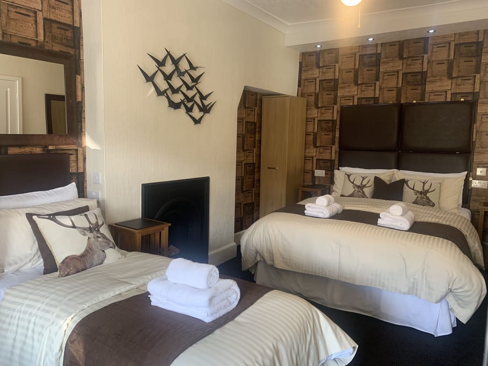 Triple Room | Iron/ironing board, free WiFi, bed sheets