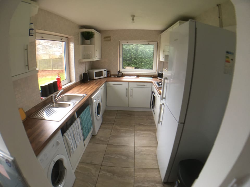 House | Private kitchen | Fridge, microwave, oven, stovetop