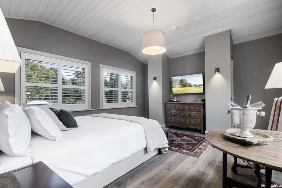 Rivulet | Premium bedding, in-room safe, individually decorated