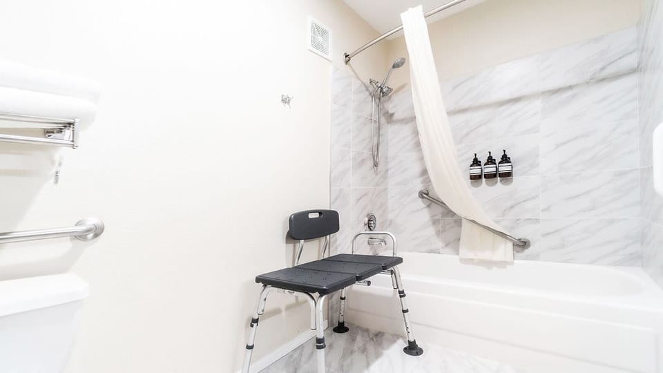 Comfort Single Room | Bathroom | Combined shower/tub, eco-friendly toiletries, hair dryer, towels