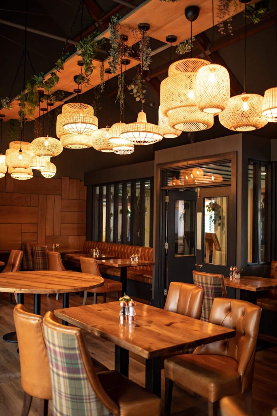 2 restaurants, lunch, dinner, brunch served; international cuisine