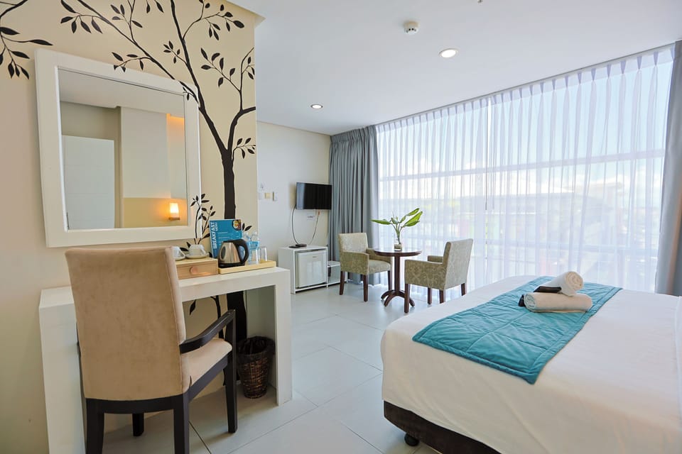 Deluxe Room | Hypo-allergenic bedding available, desk, laptop workspace, WiFi (free)