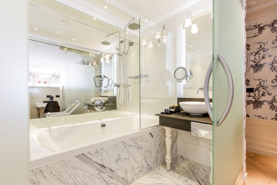 Deluxe Quadruple Room, Canal View | Bathroom | Shower, rainfall showerhead, free toiletries, hair dryer