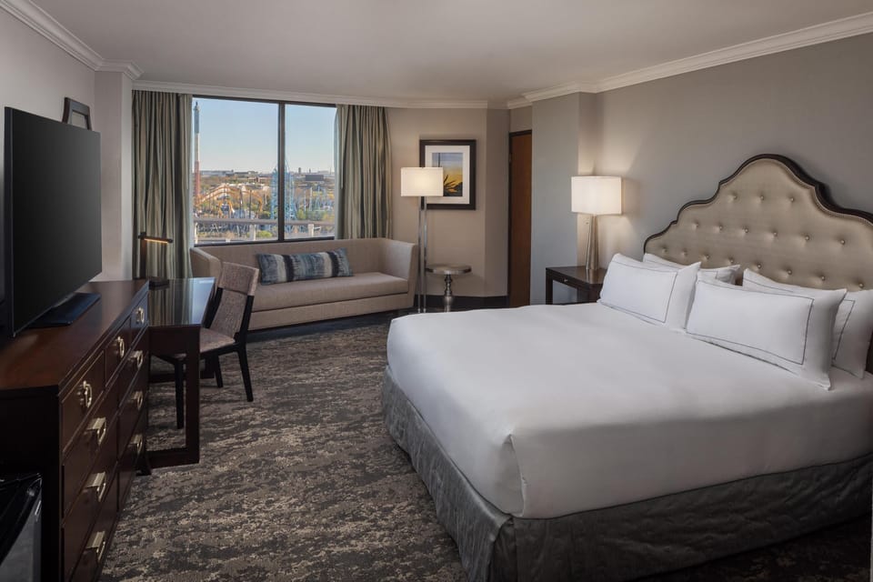 Suite, 1 King Bed (Parlor Suite) | 1 bedroom, premium bedding, in-room safe, desk