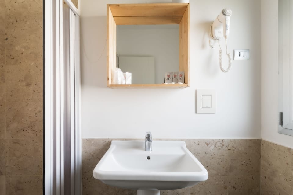 Family Apartment, Ensuite (Enrico Fermi) | Bathroom | Shower, rainfall showerhead, free toiletries, hair dryer