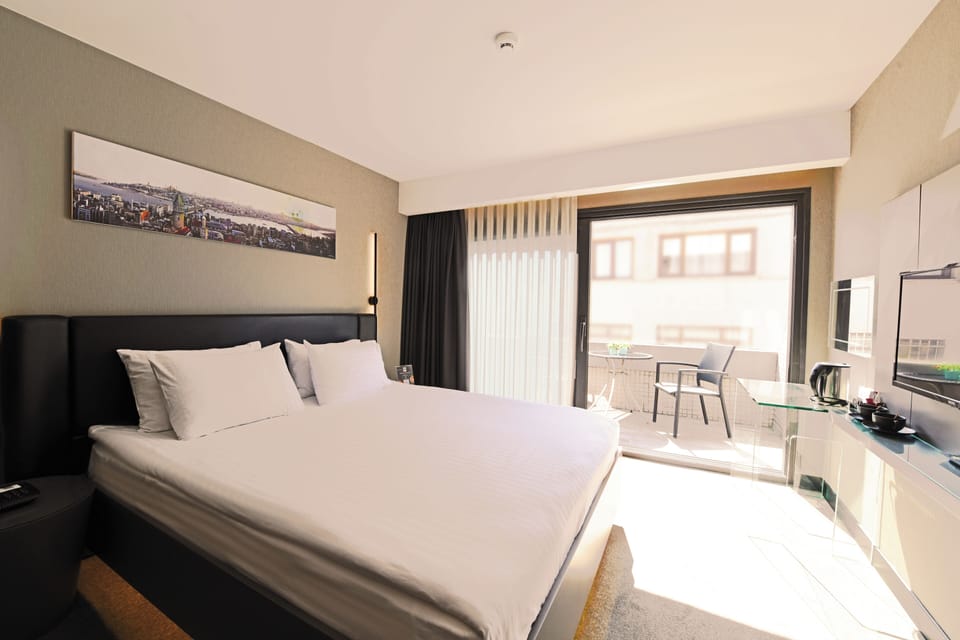 Luxury Double Room | Minibar, in-room safe, desk, laptop workspace